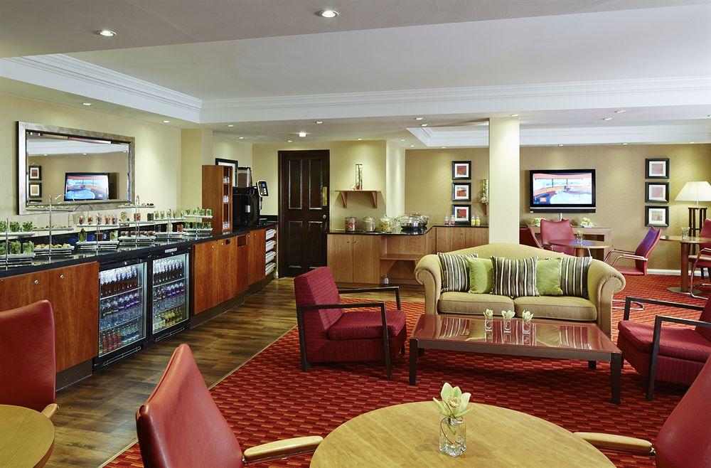 Delta Hotels By Marriott Heathrow Виндзор Экстерьер фото